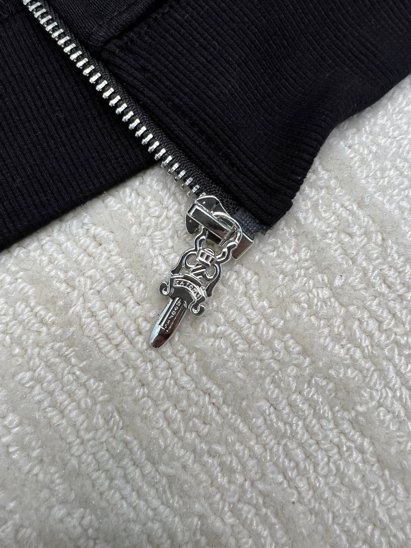 P350 𝗖𝗵𝗿𝗼𝗺𝗲 𝗛𝗲𝗮𝗿𝘁𝘀Cro Heart Pure cotton terry zipper hooded jacket High weight cotton double yarn 380g large terry fabric, fixed and dyed matching ribs, customized full set of accessories, clear letters and perfect restoration without difference. High-end atmosphere, full of class, imported rubber paddle printing graphics and customized bead blasting technology, all wiring is a special machine chain double line.  Size: M L XL XXL